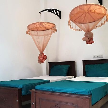 Hotel Surf'N Lanka - Surf School à Weligama Extérieur photo
